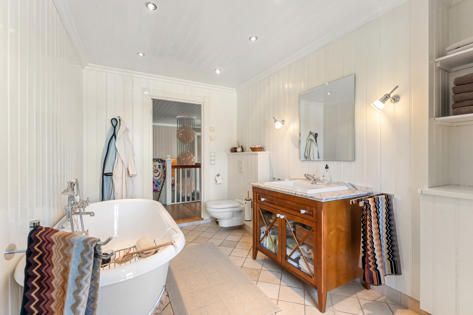 Badet har både badekar og dusj. Galleribilde