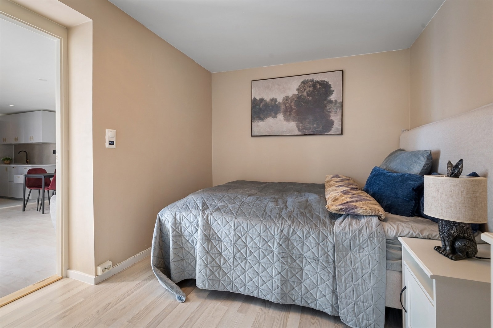 Soverommet har god plass til dobbeltseng, kommode og garderobe Galleribilde