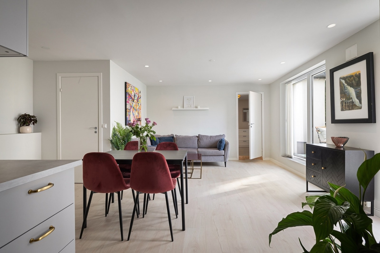 Plass til både sofa- og spisebordseksjon Galleribilde
