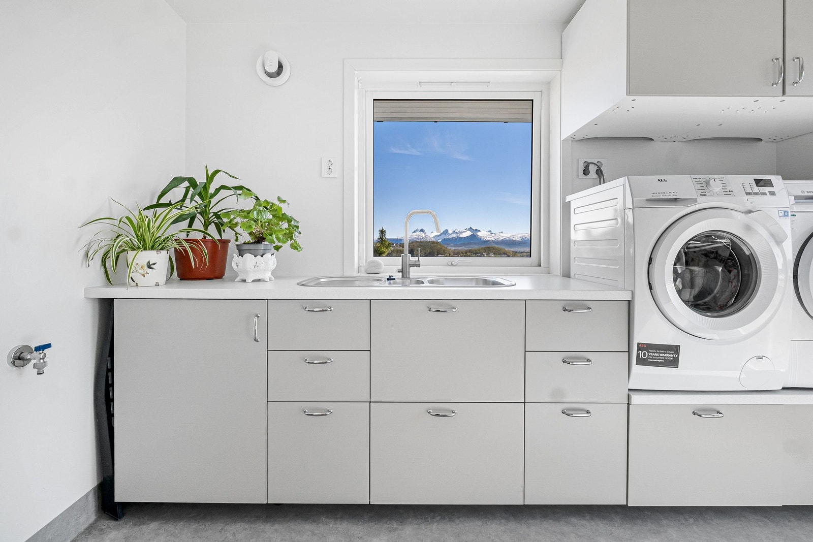 Rommet har vinylbelegg med varmekabler, IKEA-innredning og opplegg for vaskemaskin. Galleribilde