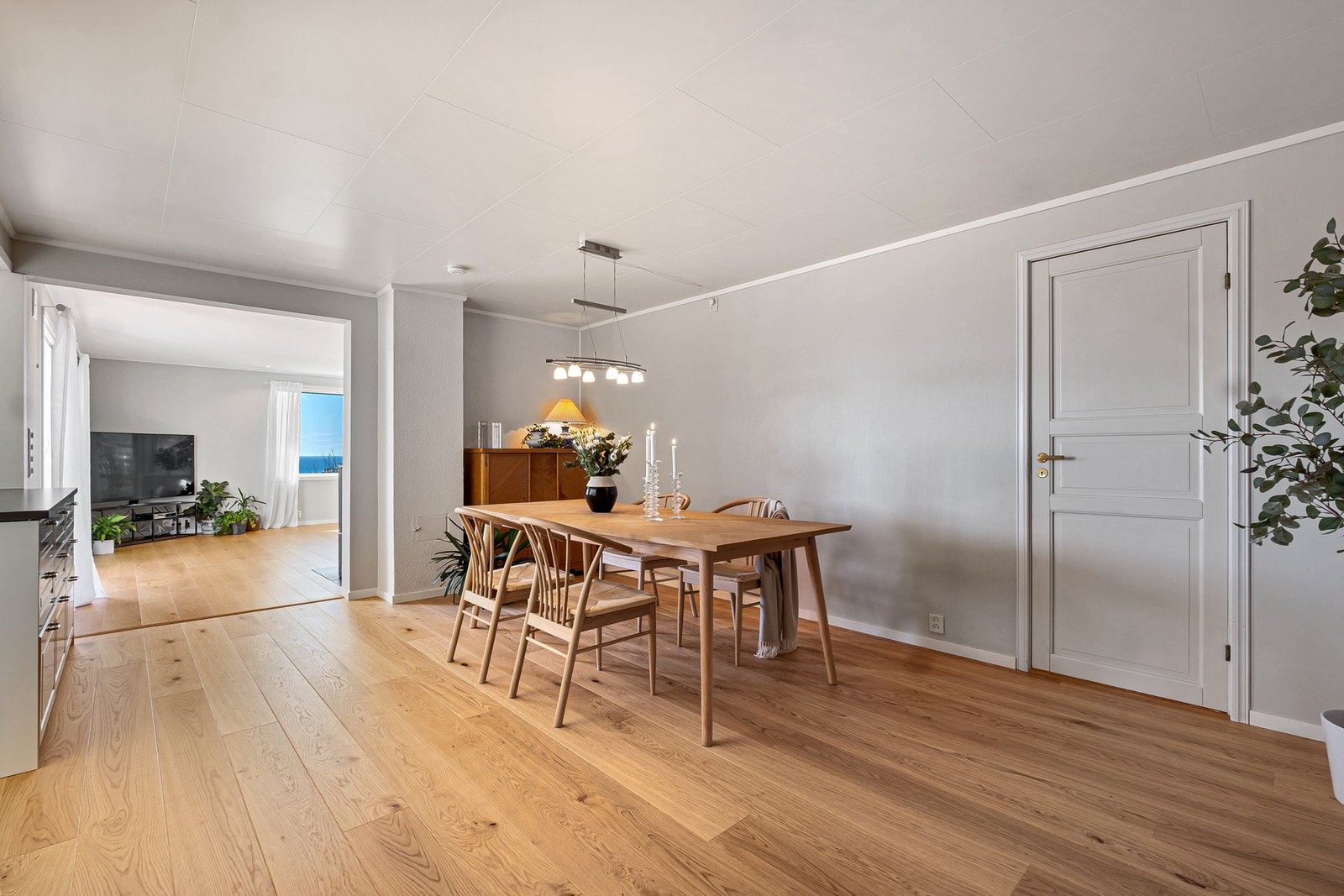 God plass til en stor spisegruppe for hyggelige sammenkomster. Galleribilde