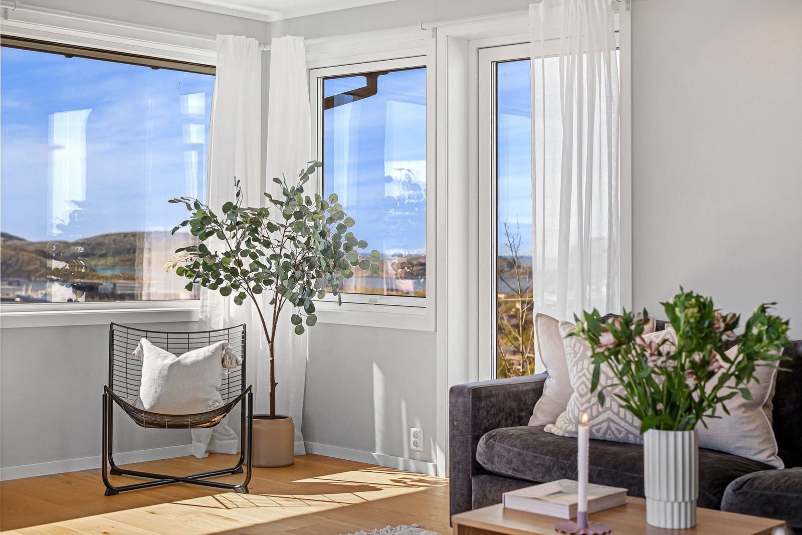 Gjennomtenkte detaljer og materialvalg preger boligen. Galleribilde