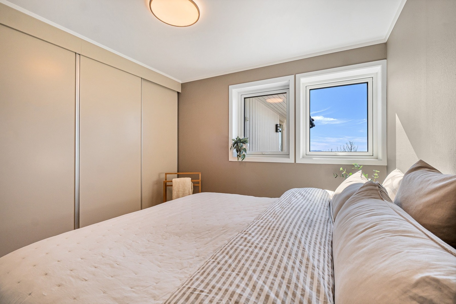 Romslig skyvedørsgarderobe gir rikelig med oppbevaringsplass. Galleribilde