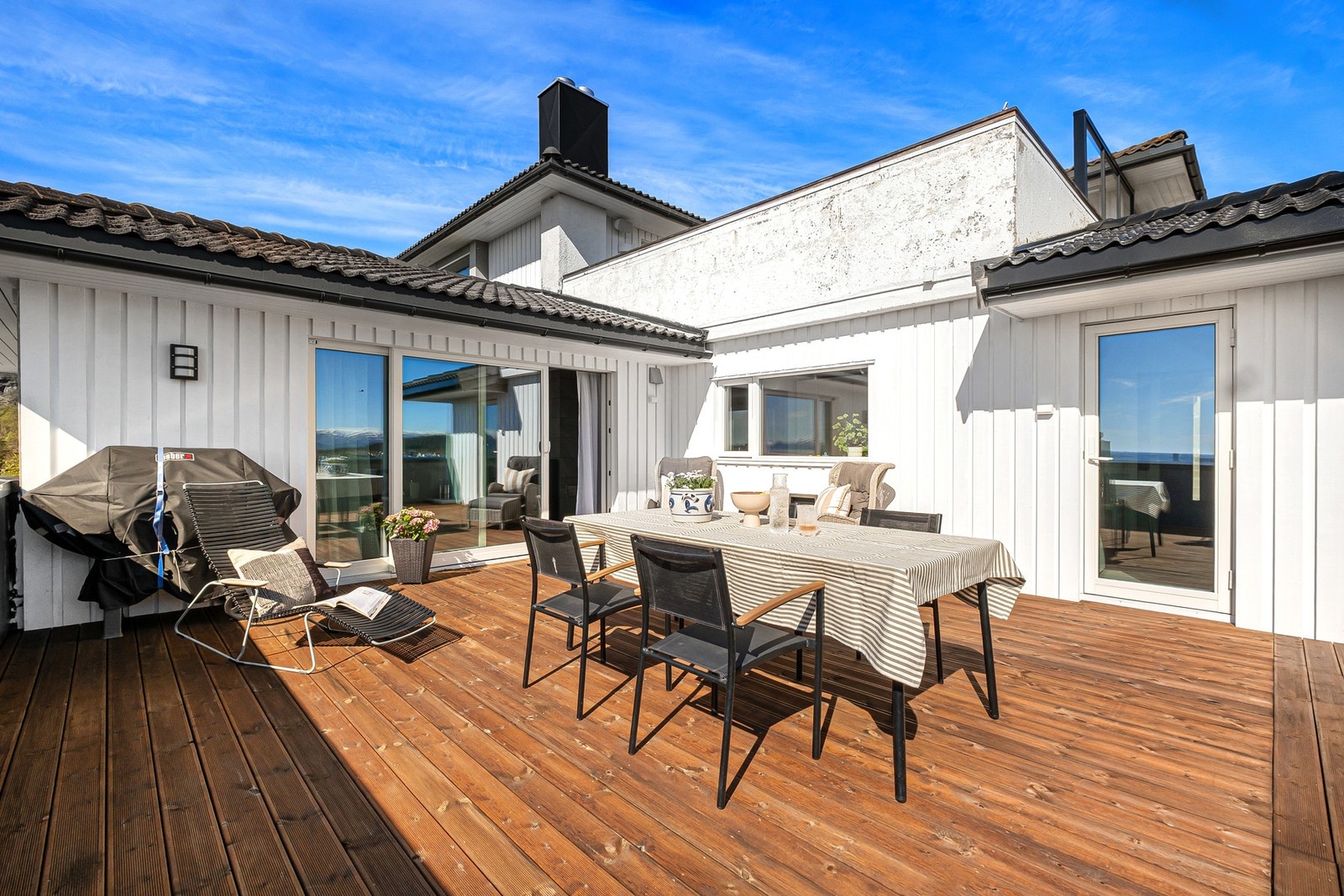 Utgang til terrassen fra både stue og vaskerom. Galleribilde