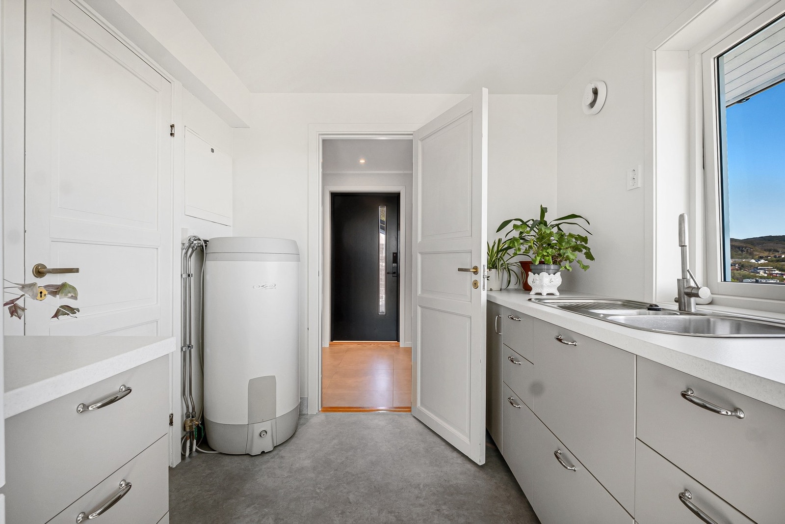 Ny varmtvannstank på 200 liter fra 2024 er plassert på vaskerommet. Galleribilde