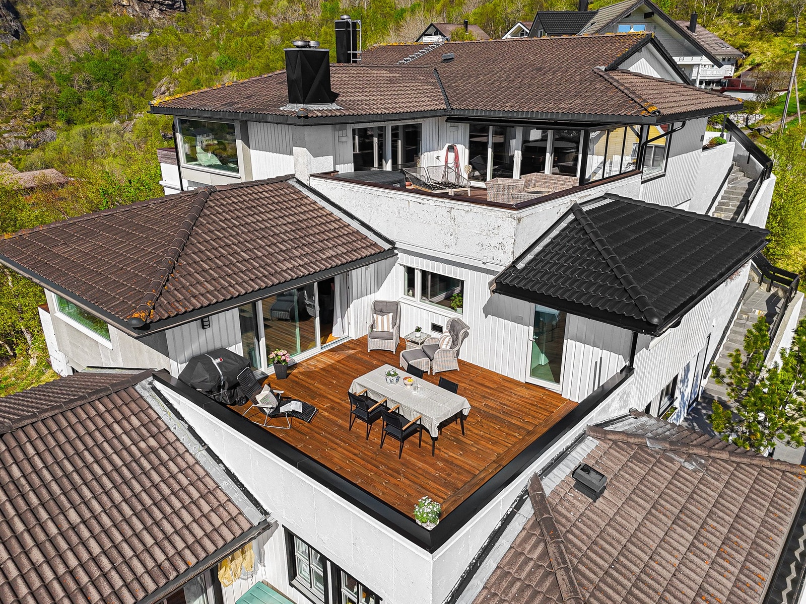 Takterrassen er et sentralt element i boligen, med rikelig med plass for uteliv. Galleribilde