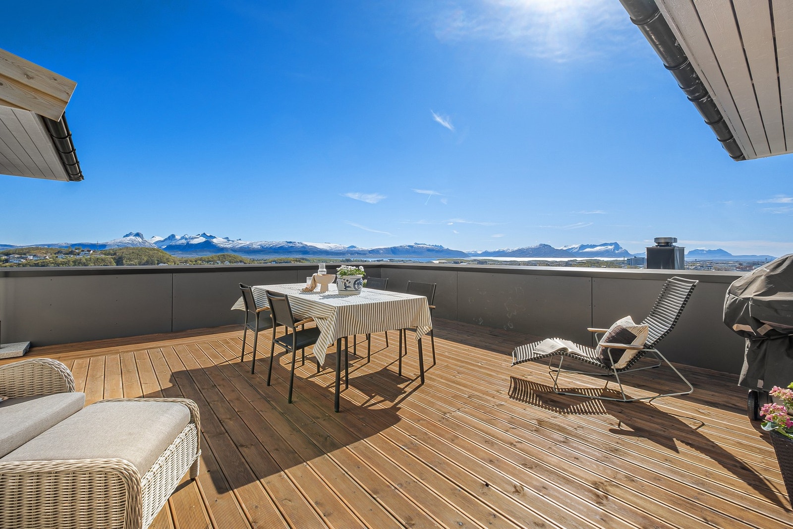 Stor takterrasse på cirka 35 m² med god plass til både spisebord og sittegruppe. Galleribilde