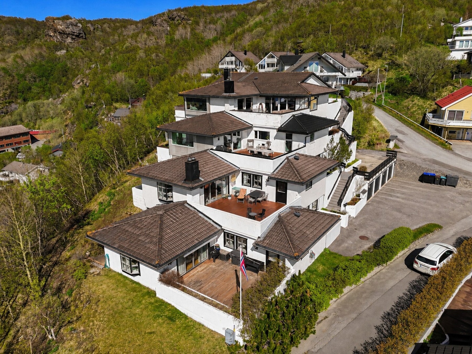 Kjedebolig som er betydelig oppgradert de siste årene, med hele boligarealet praktisk samlet på ett plan. Galleribilde