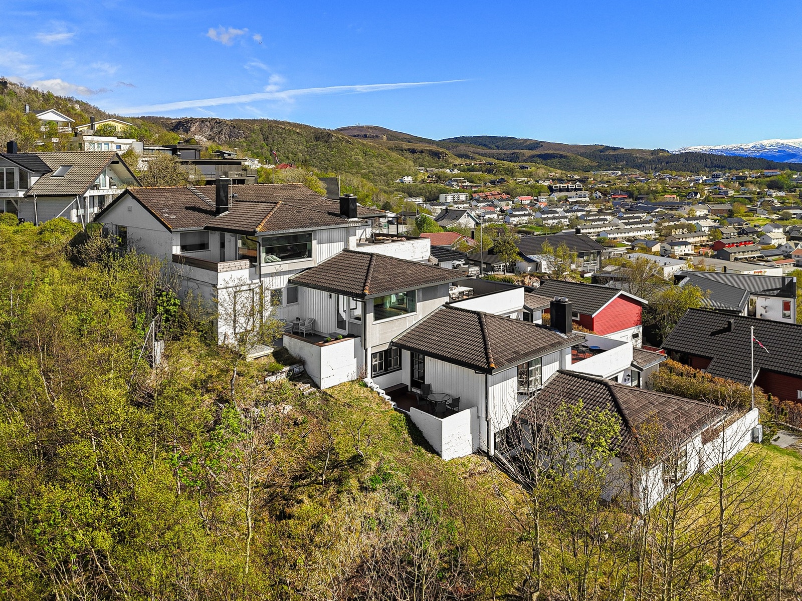Høyt og fritt beliggende i et etablert boligområde. Galleribilde