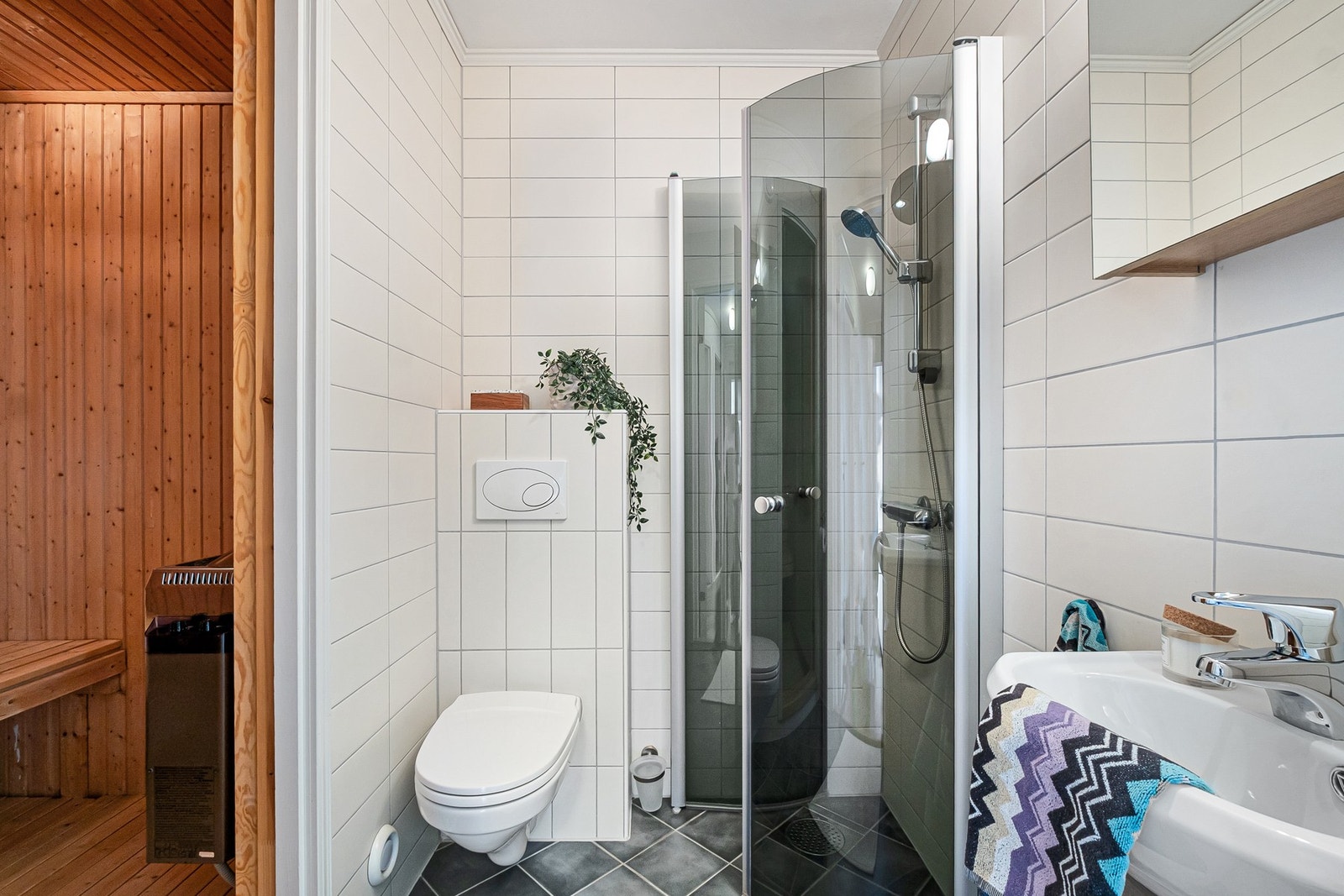 Det andre badet er også fra 2010, med flislagt gulv med varmekabler. Galleribilde