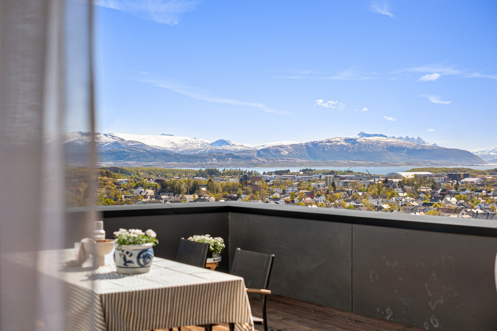 Fra takterrassen er det åpen utsikt over byen og fjellene. Galleribilde