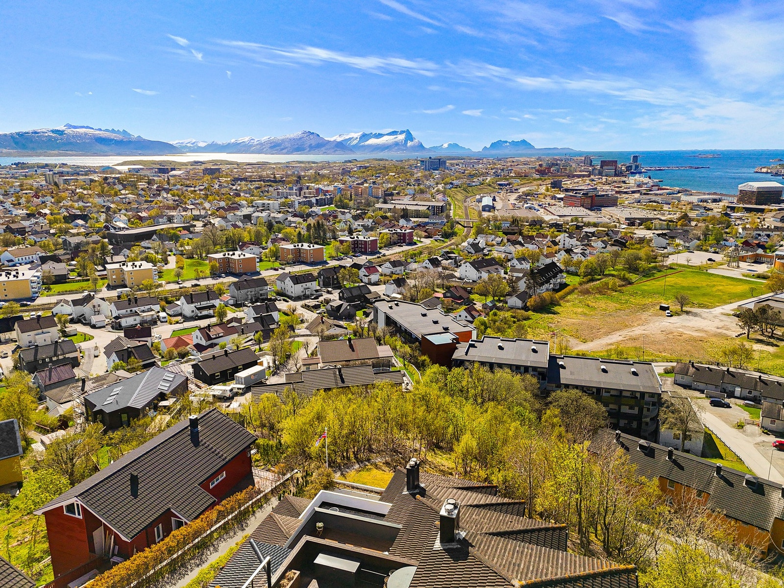 Oversikt over nærområdet med Bodø sentrum og fjorden i bakgrunnen. Galleribilde