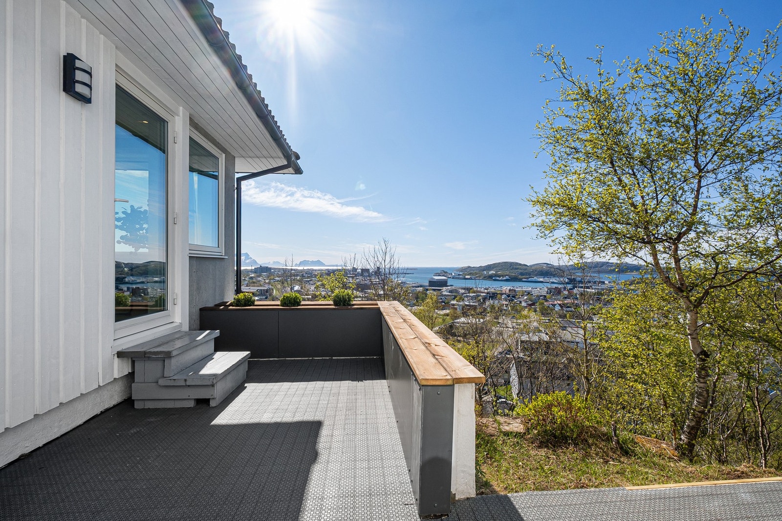 Det er to balkonger - Her er det også plass til en liten sittegruppe. Galleribilde