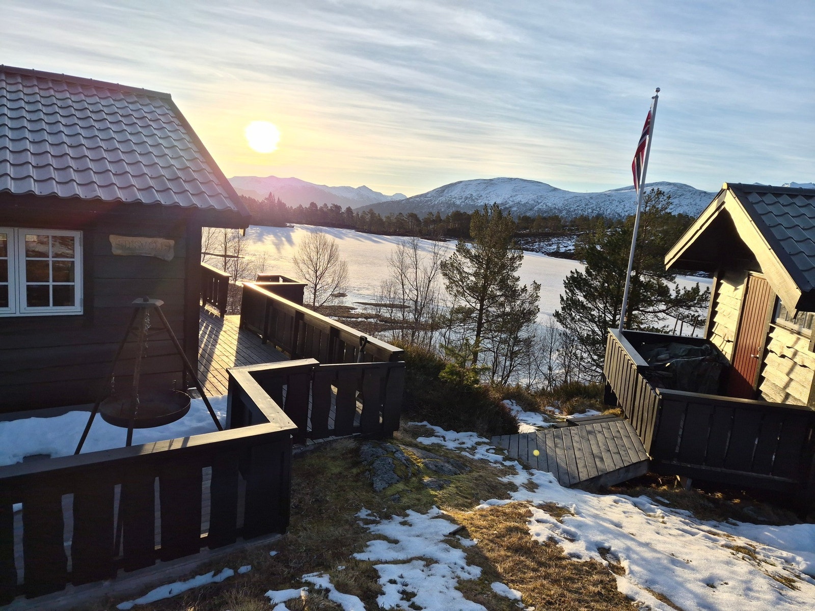 Privat foto. Energiløsningen er oppgradert med nyere solcelleanlegg og regulatorer, inkludert utskifting og montering av flere batterier og separate solpaneler for forbedret kapasitet. Galleribilde