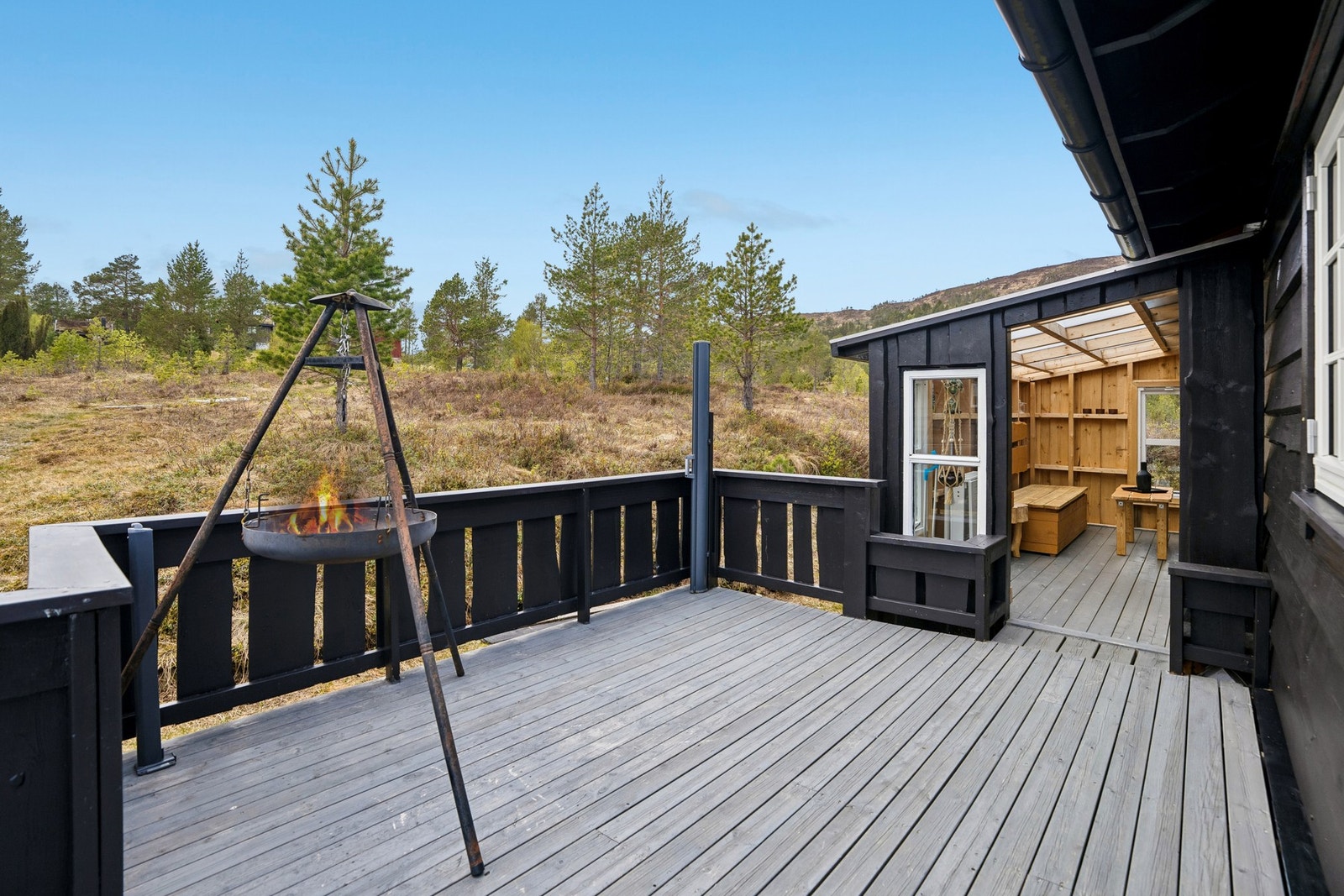 Eiendommen ligger i et populært hytteområde med kort vei til Eidsvåg sentrum og enkel adkomst året rundt. Galleribilde