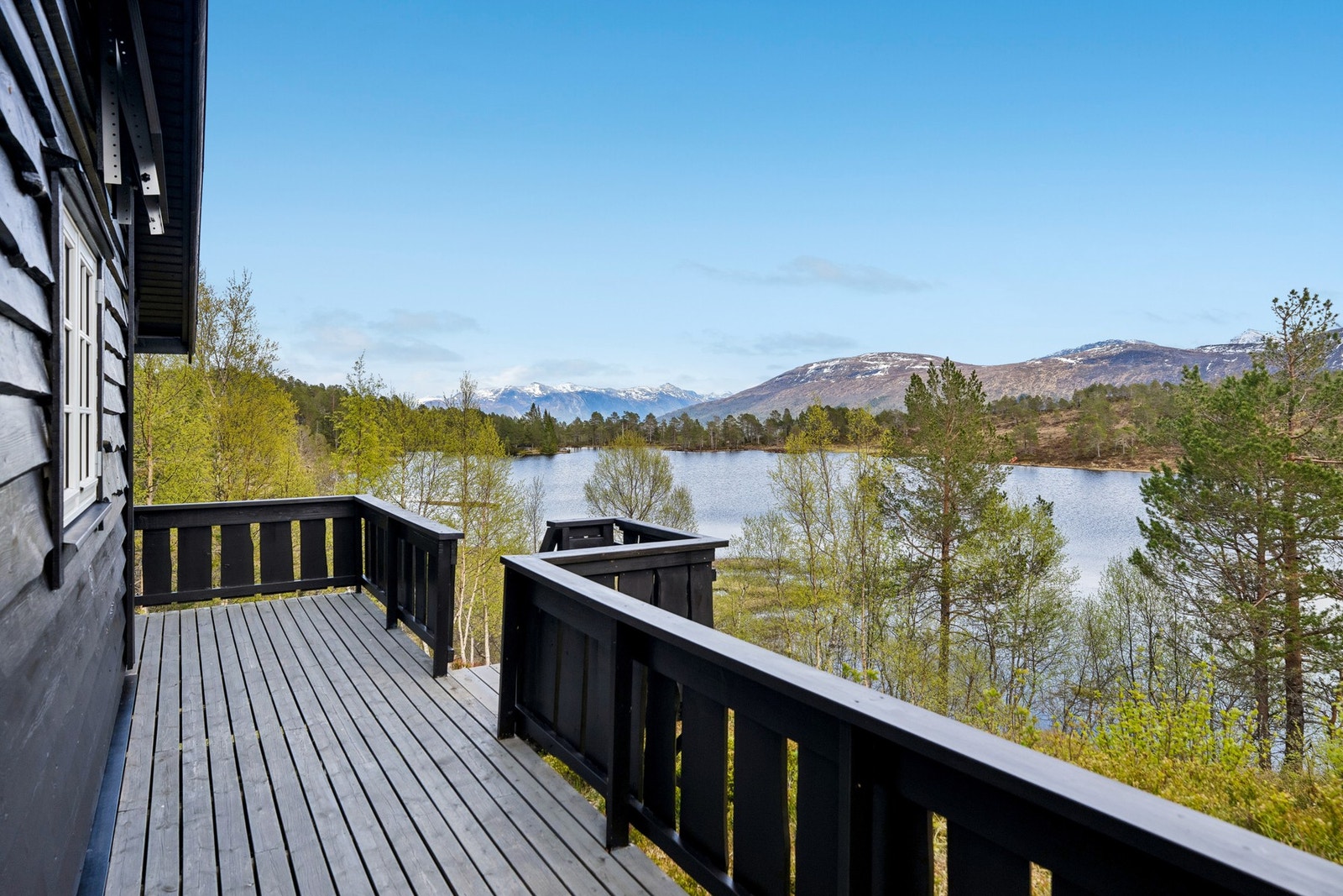 Hytten har flere fine terrasseområder som gir gode muligheter for både avslapning og sosiale sammenkomster med utsikt mot vannet og området rundt. Galleribilde