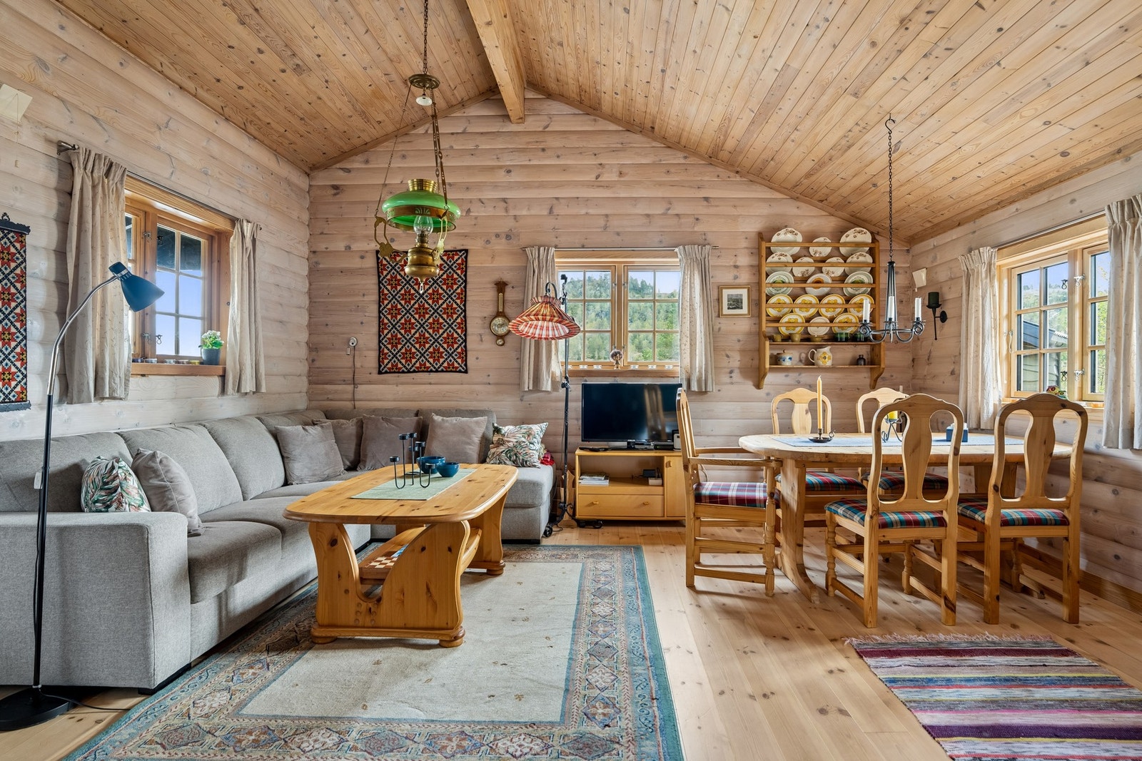 Lun og hyggelig hytte med tradisjonelt uttrykk og en beliggenhet som gir nærhet til både natur og vann. Galleribilde
