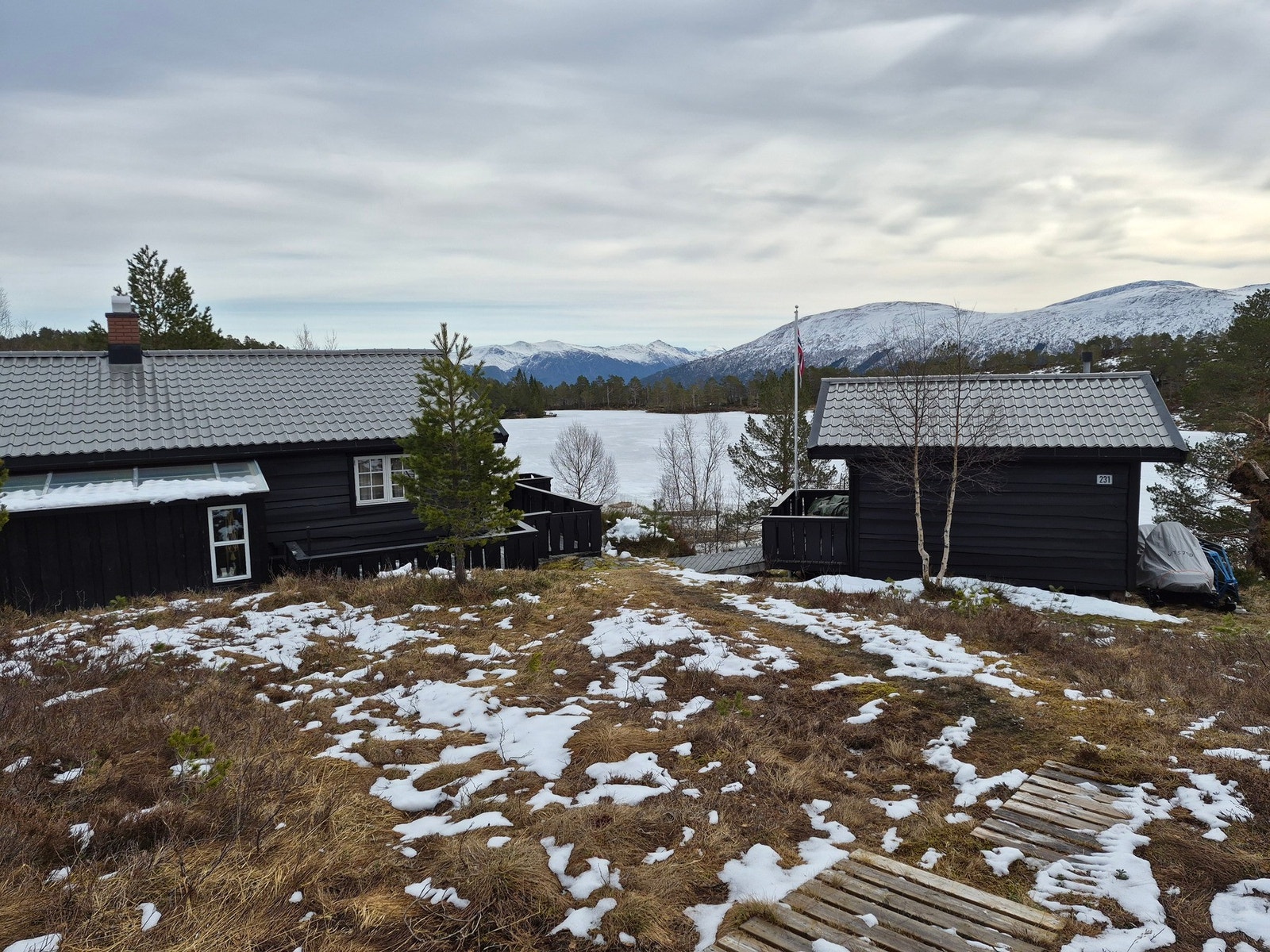 Privat foto. Det er også utført flere utvendige tiltak, inkludert beising/maling av både hytte og anneks, oppgradering av rekkverk, samt utskifting av flere vinduer i stue og soverom. Galleribilde