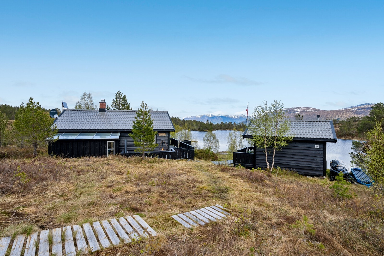 Flott beliggende fritidseiendom rett ved Kleppvatnet med fine utsiktsforhold og gode solforhold gjennom dagen. Galleribilde