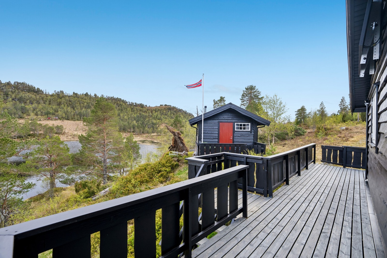 Fra hytten er det nærhet til flotte turområder sommer som vinter, med gode muligheter for både fjellturer, fiske og friluftsliv i nærområdet. Galleribilde