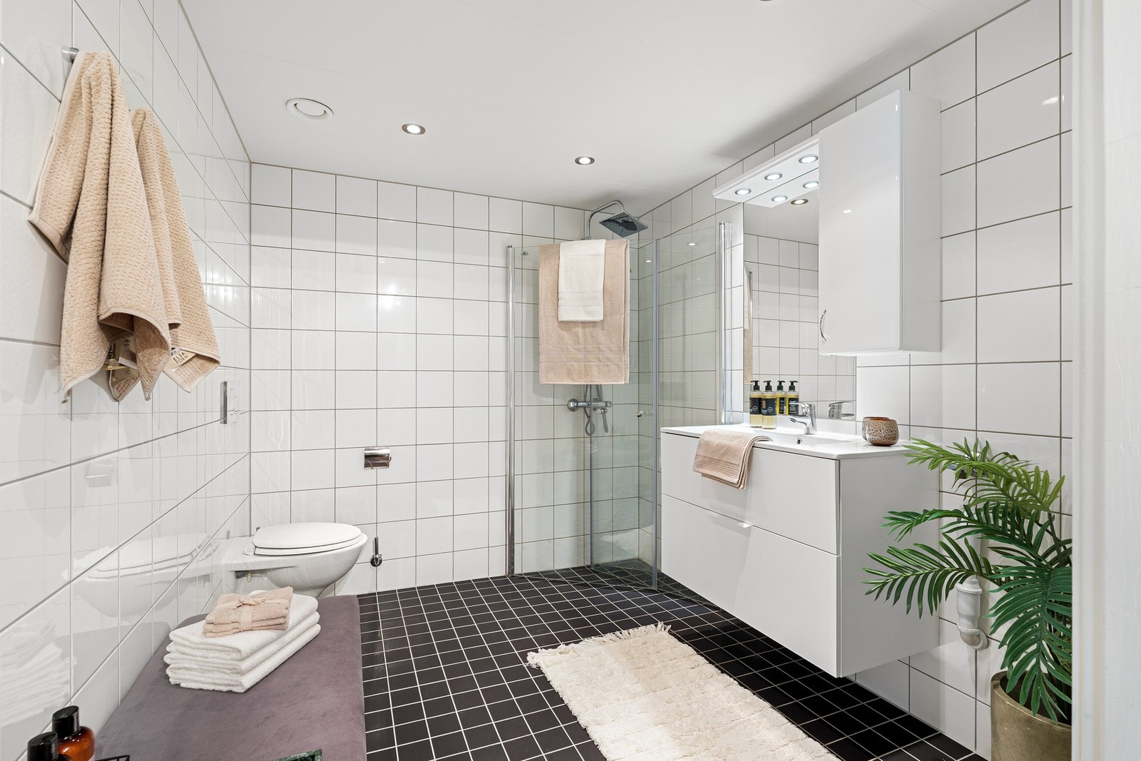 Stort baderom fra 2013 med varme i gulv og downlights i tak. Galleribilde