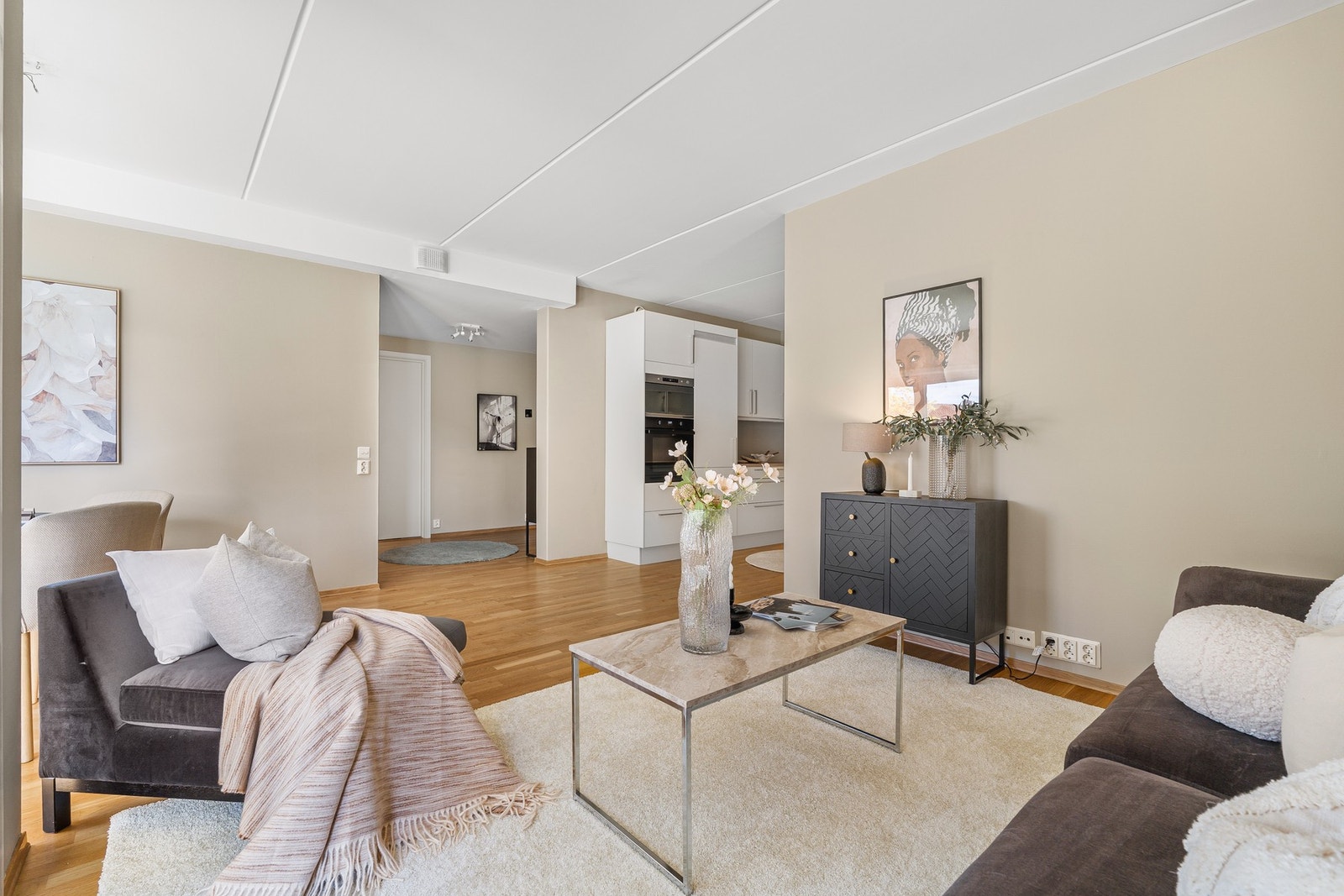 Delikat stue med god plass til både sofagruppe og spisebord. Galleribilde