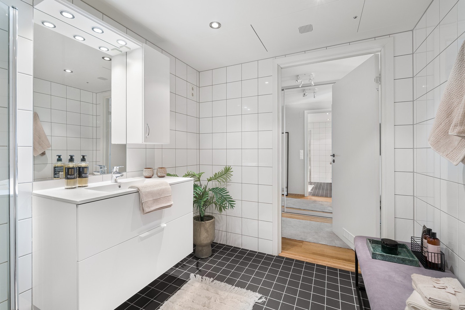 Lett tilgang til baderommet fra entrè. Galleribilde
