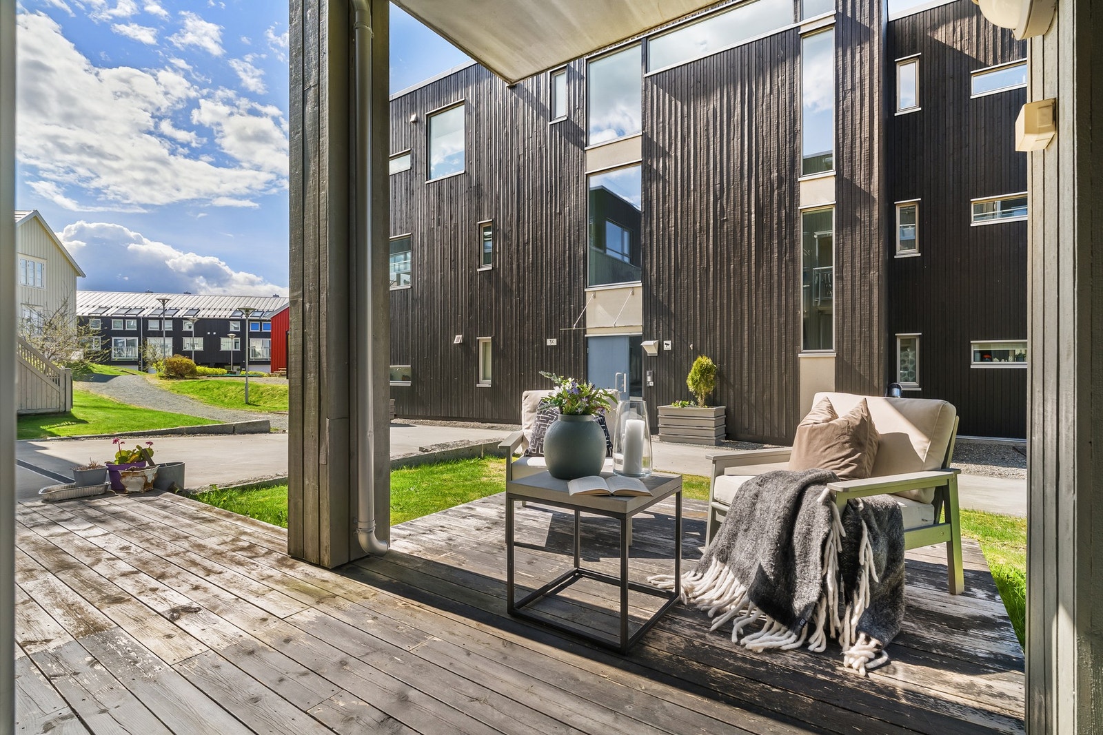 Her får du en moderne leilighet med stor uteplass, fine oppholdsrom, heis i bygget og parkering i kjeller. Galleribilde