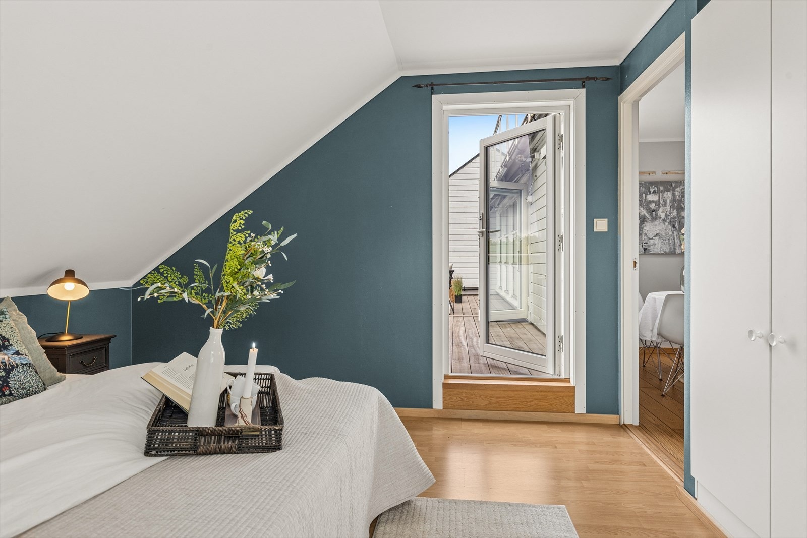 Fra hovedsoverommet er det utgang til vestvendt terrasse - terrassedør fra 2019 - vindu fra 2015 Galleribilde