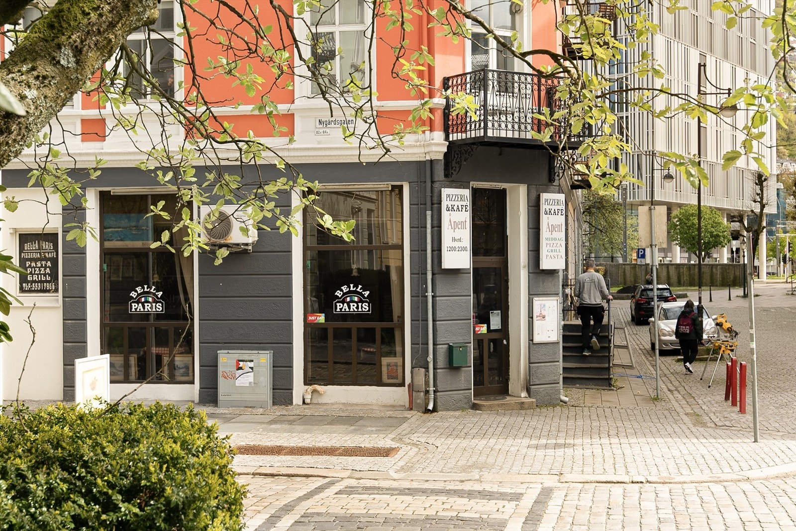 - Nærmeste restaurant finner du like over gaten - Galleribilde