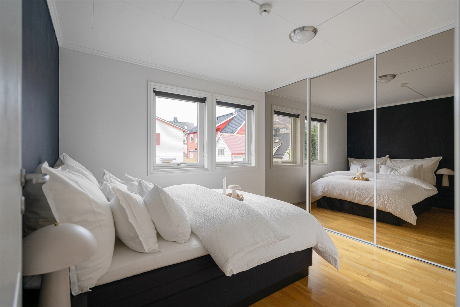 Soverom 1- Innbydende soverom med store vindusflater, god garderobeplass og plass til dobbeltseng. Galleribilde