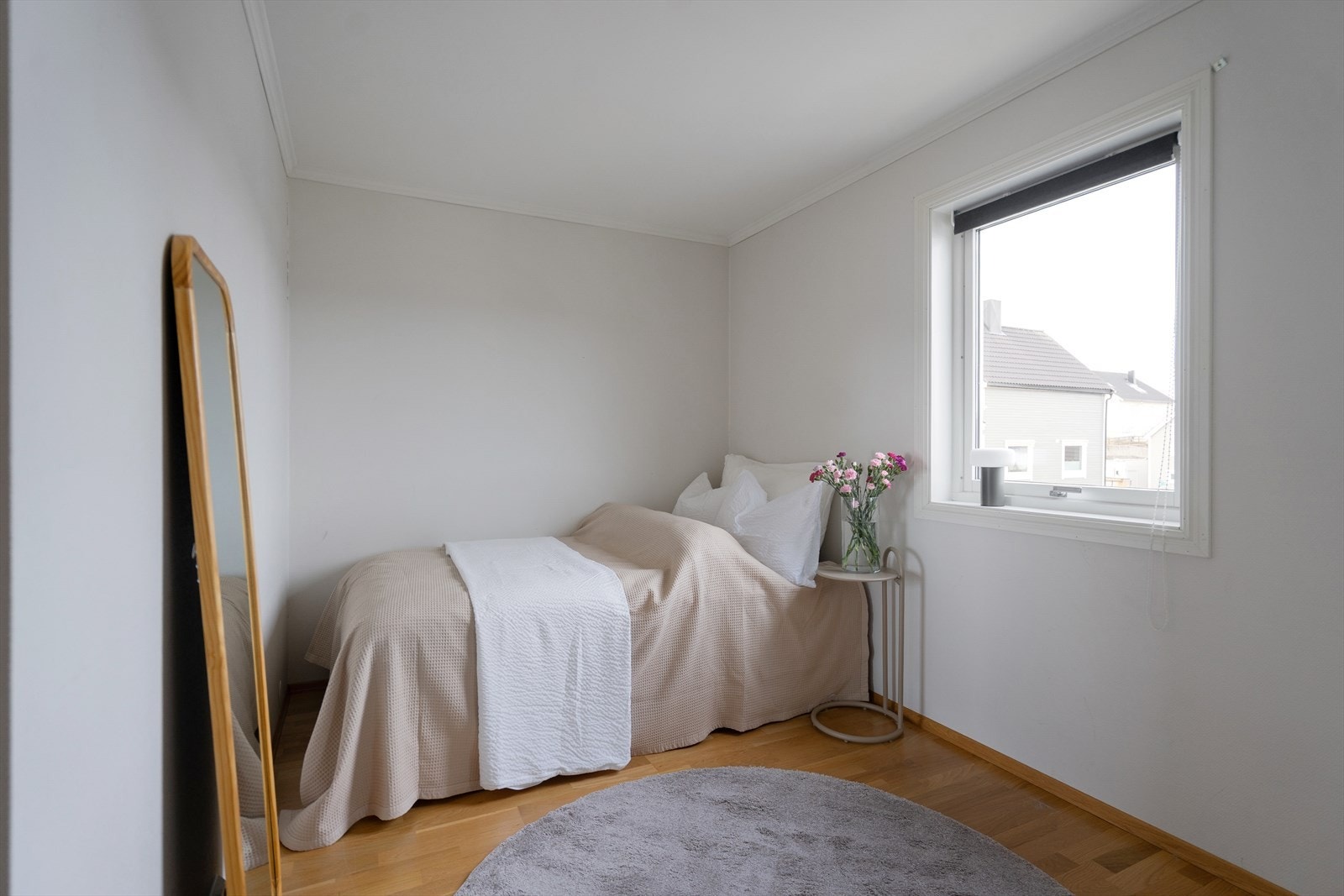 Soverom 2- Lyst og funksjonelt soverom med plass til seng og garderobeskap. Galleribilde