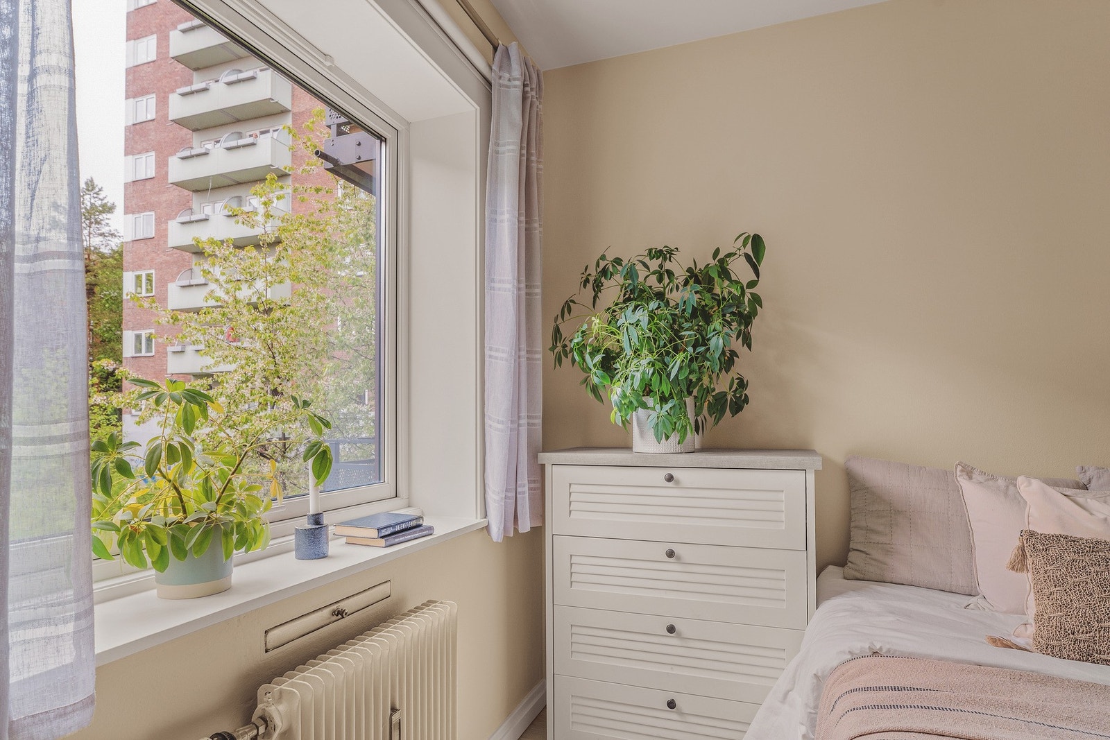 Det er god plass til stor dobbeltseng med nattbord og kommode. Galleribilde