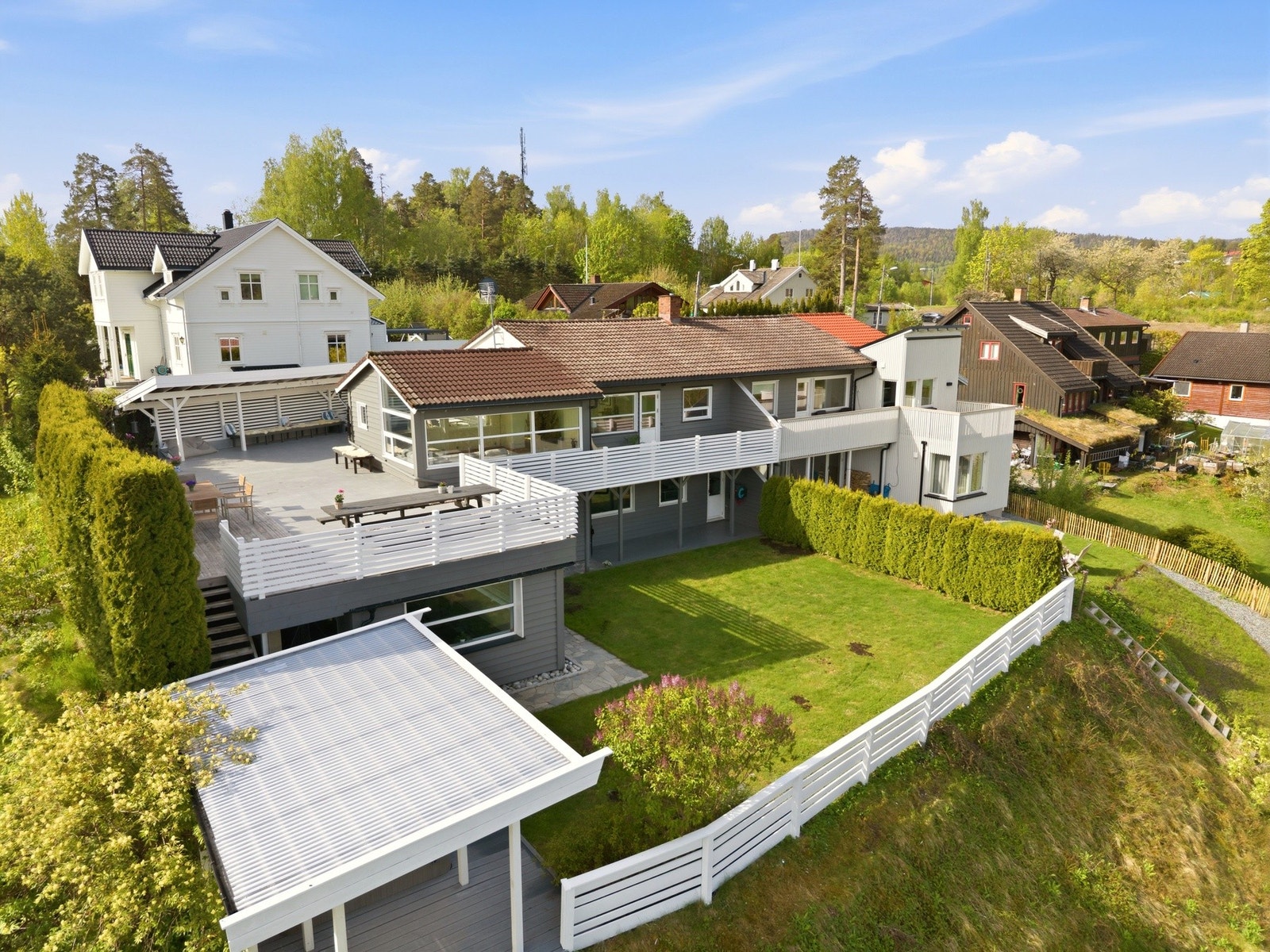 Velkommen til Øvre Åsvei 9, presentert av eiendomsmegler Edvard Chapsang v/EIE eiendomsmegling avdeling Sandvika. Foto: Anders Kjøndal (Luxe AS). Galleribilde