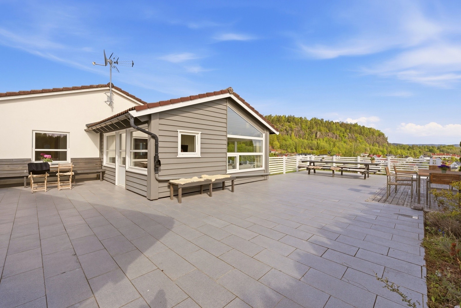 En meget romslig terrasse med flere bruksmuligheter. Galleribilde