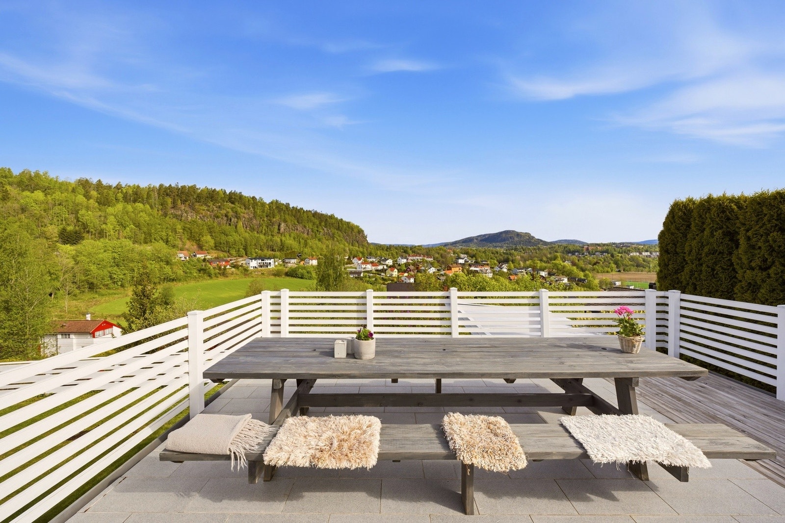 Dette er innholdsrik tomannsbolig med en nydelig panoramautsikt. Galleribilde