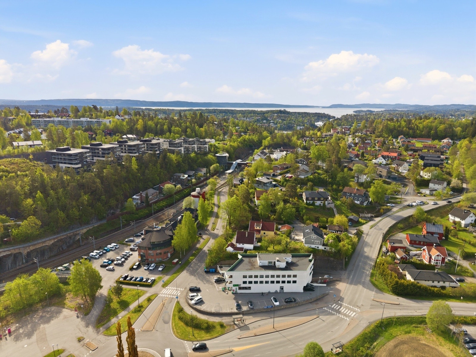 Området er ideelt for barnefamilier, med flere barnehager og skoler for alle trinn innen kort avstand. Galleribilde