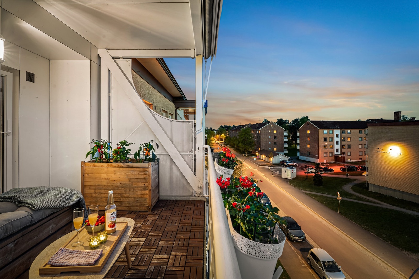 Her er det god plass til å innrede med sittegruppe, og alt ligger til rette for å nyte hyggelige kvelder. Det er montert markise i overbygget for solskjerming. Galleribilde