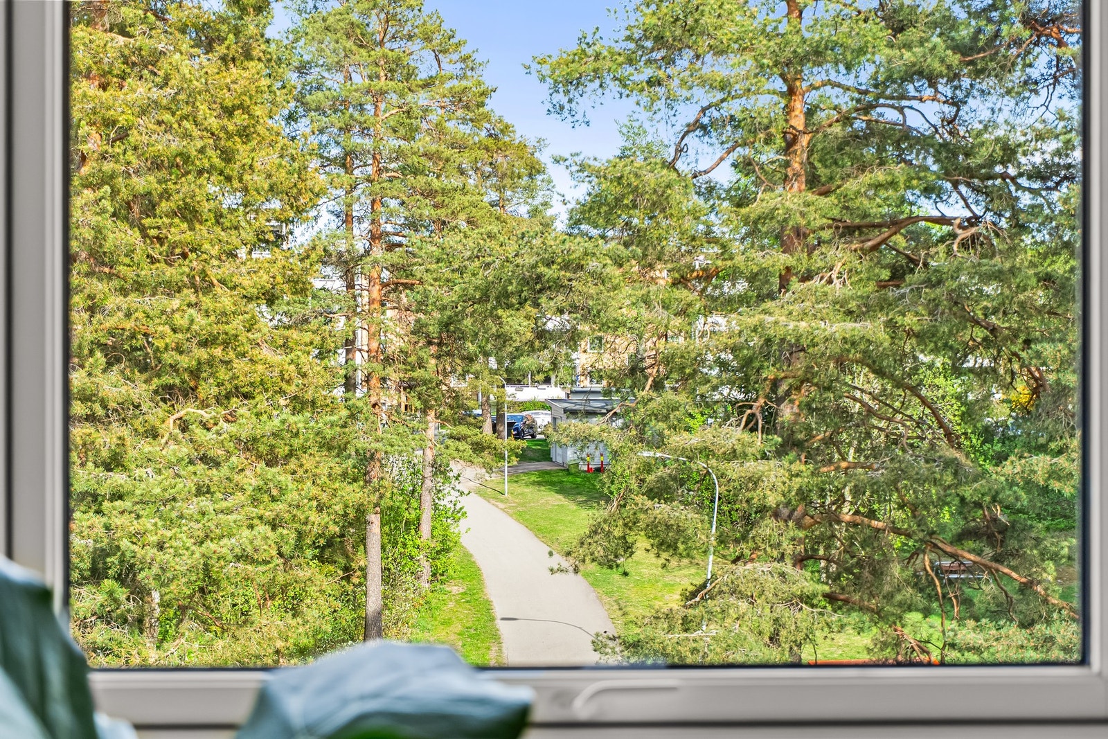Soverommet vender mot rolig og grønt fellesområde. Galleribilde