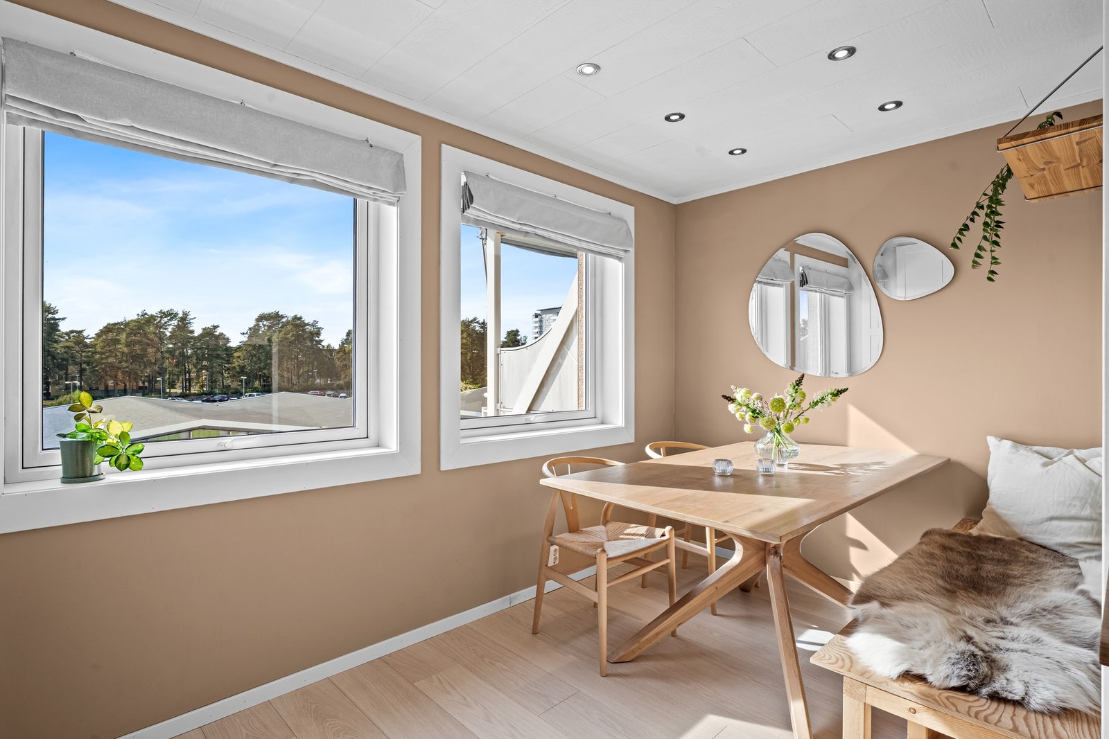 Leiligheten har et adskilt og pent kjøkken med hyggelig spiseplass ved vindu. Galleribilde