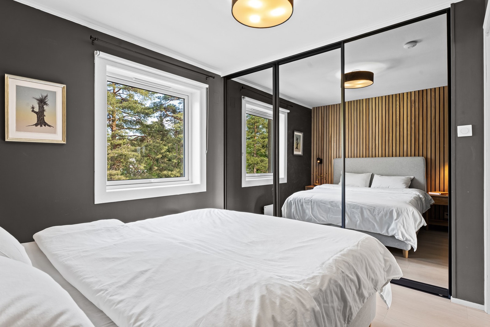Hovedsoverommet har god plass til dobbeltseng og en stor skyvedørsgarderobe. Galleribilde