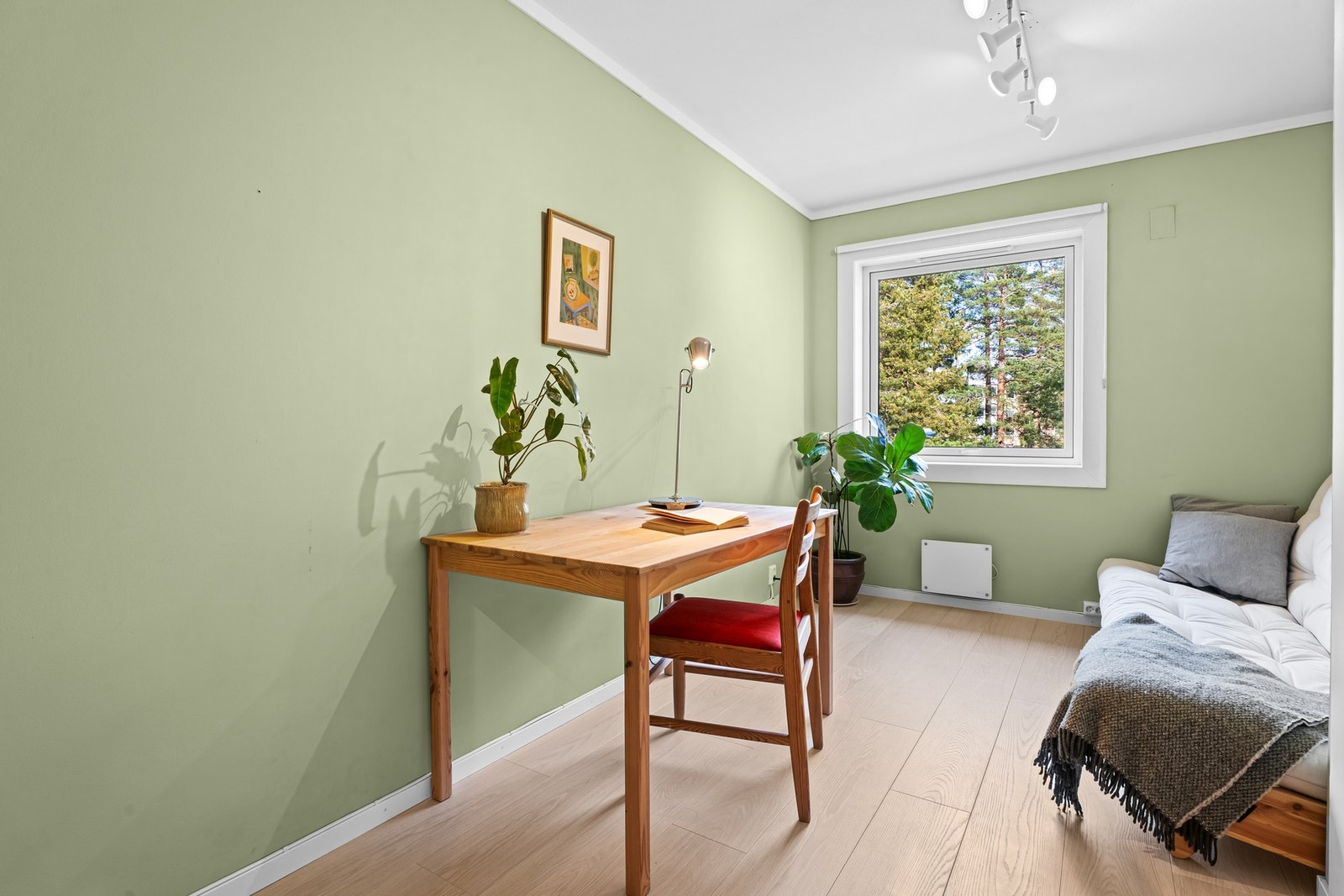 Soverom 2 er også av god størrelse med plassbygde skap for oppbevaring. Galleribilde
