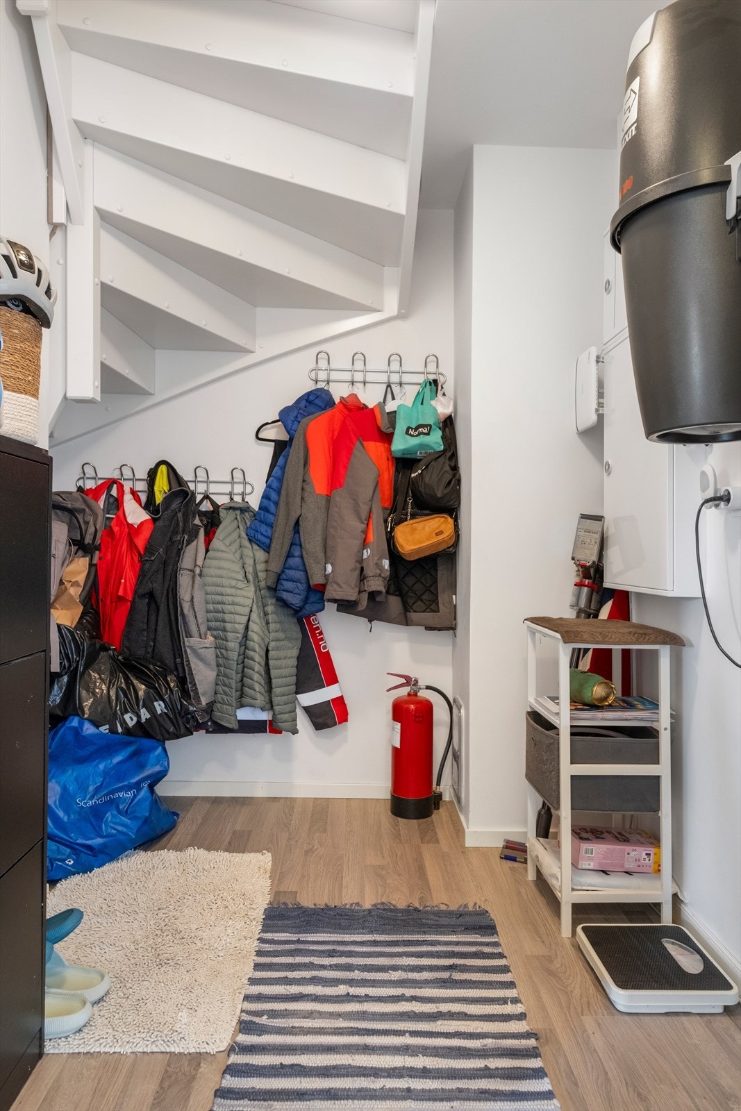 Oppbevaringsplass i bod under trappen. Galleribilde
