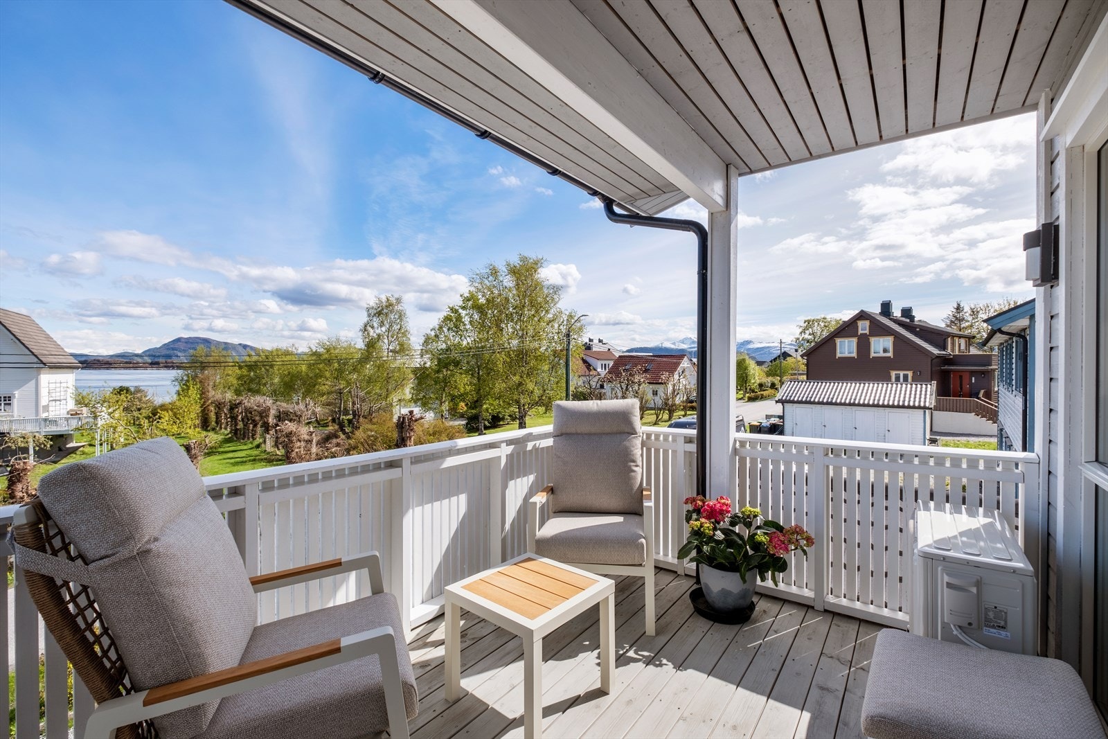 Overbygd veranda med nydelig utsikt Galleribilde