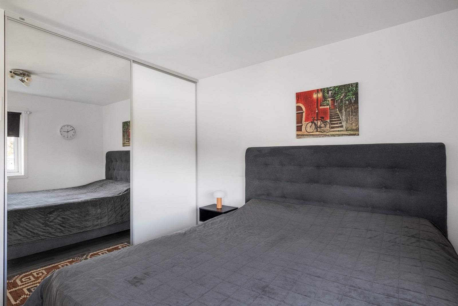 Hovedsoverom med skyvedørsgarderobe Galleribilde