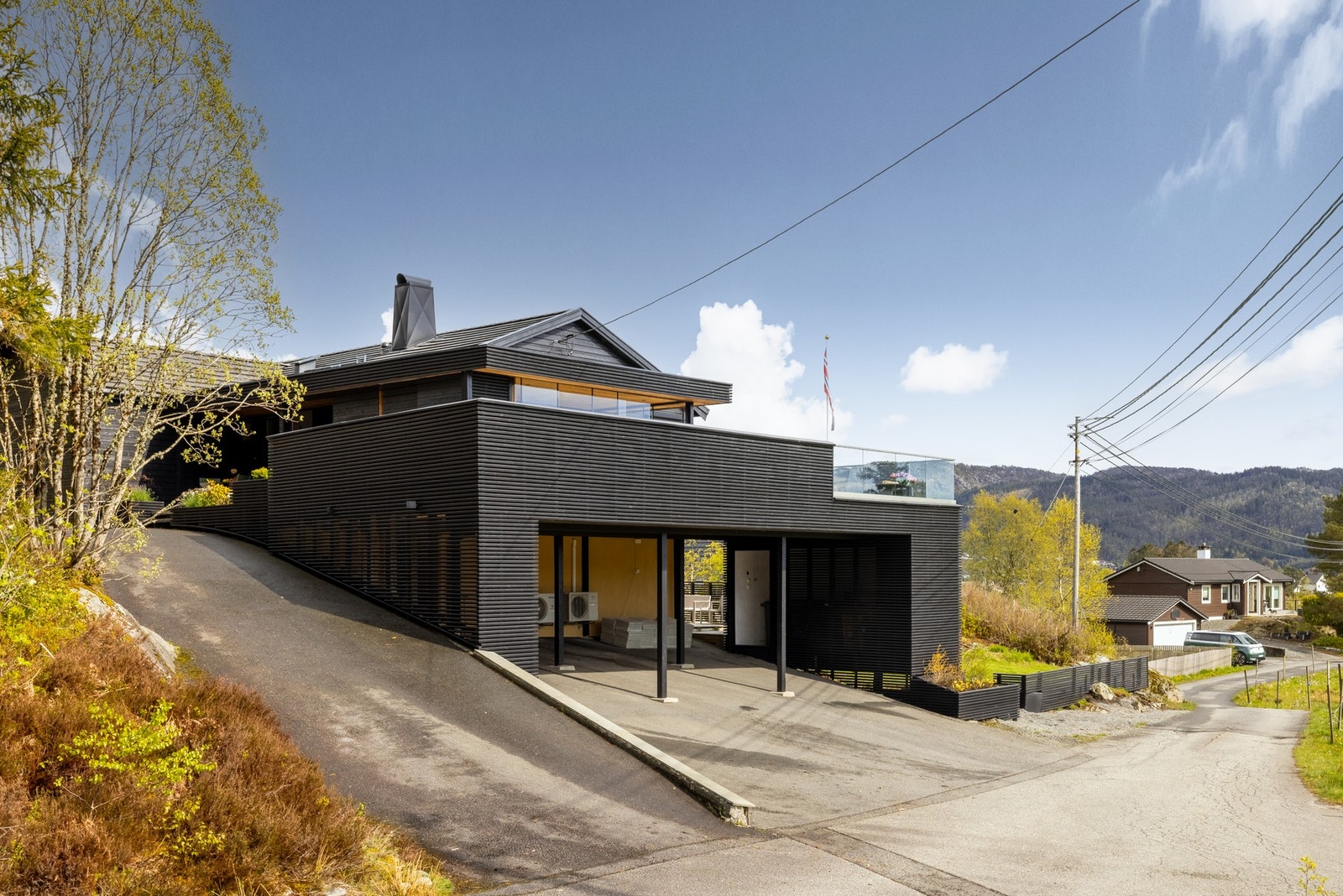 Det er god parkering på egen tomt. Galleribilde