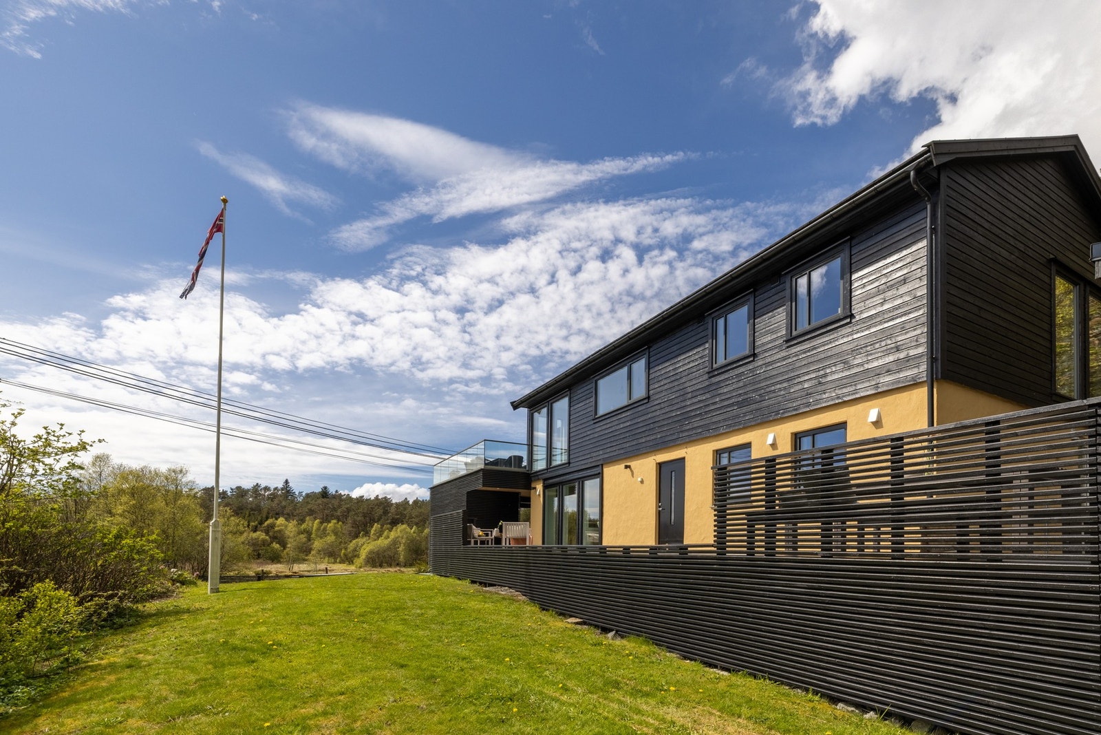 Arkitekttegnet bolig av Grung Arkitektur med en god kombinasjon av tidløse og moderne kvaliteter. Galleribilde