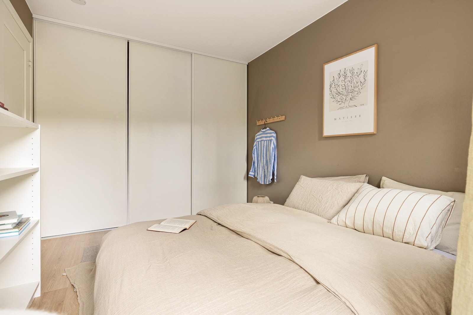 Her har du innebygd garderobe og plass til dobbeltseng. Galleribilde
