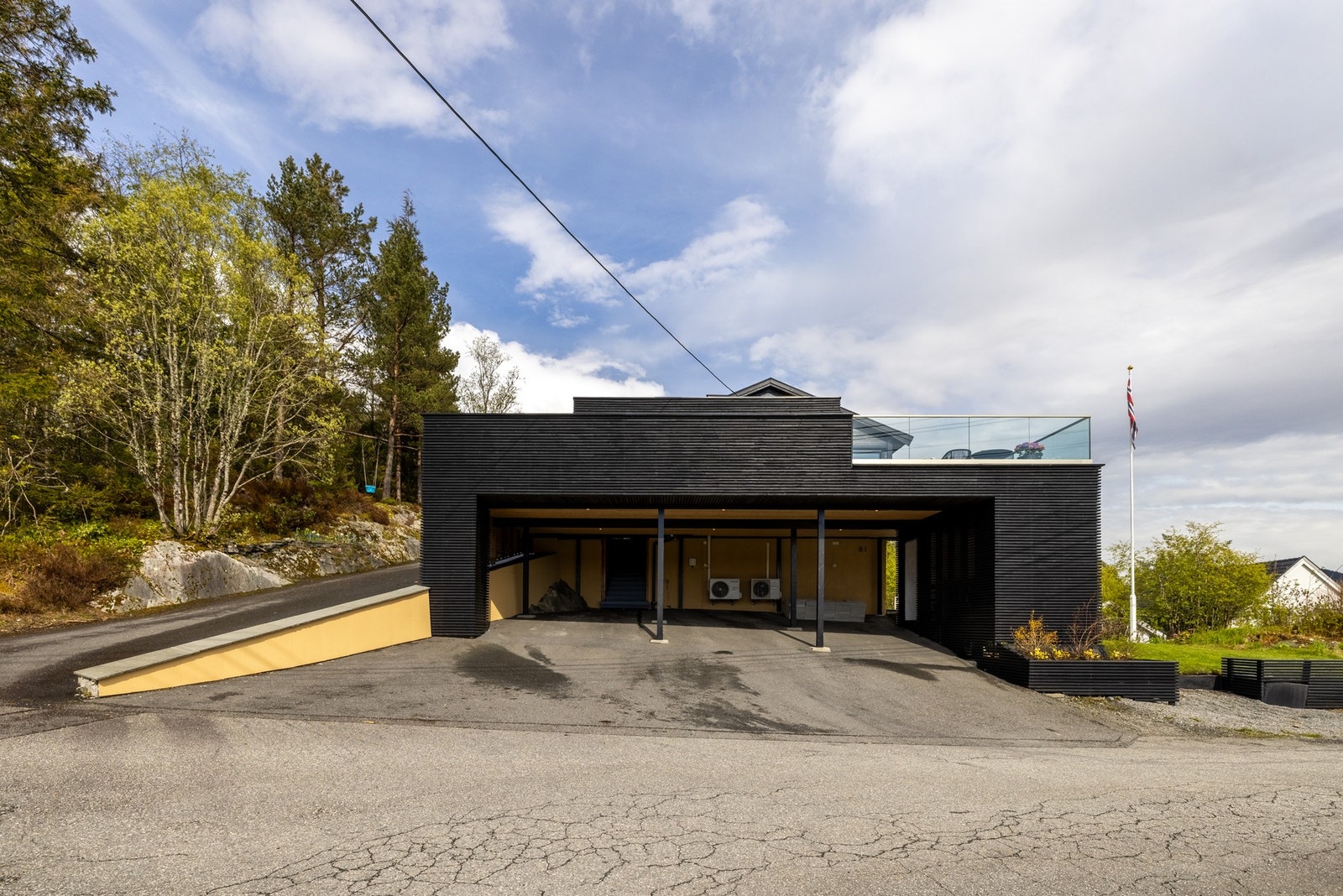 Carporten gir plass til tre biler og har elbil lader. Galleribilde
