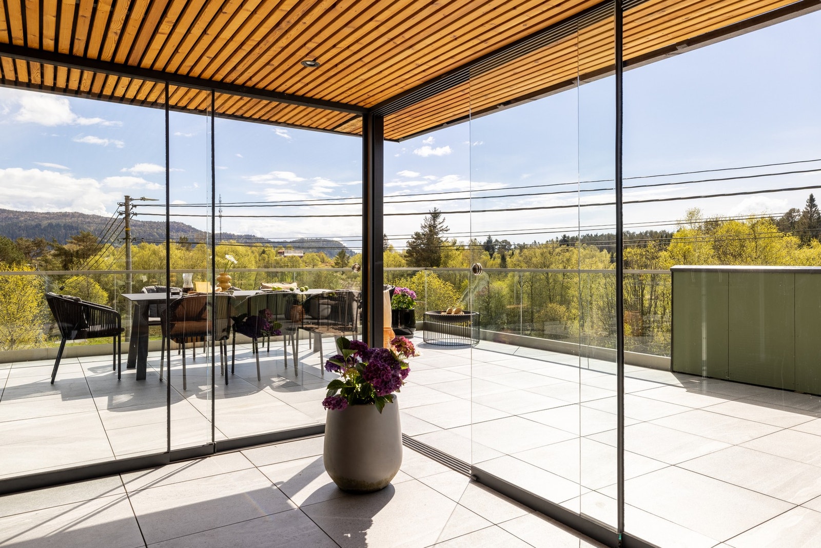 Ønsker du å benytte uteområde på kjøligere dager? Da er vinterhagen perfekt! Galleribilde